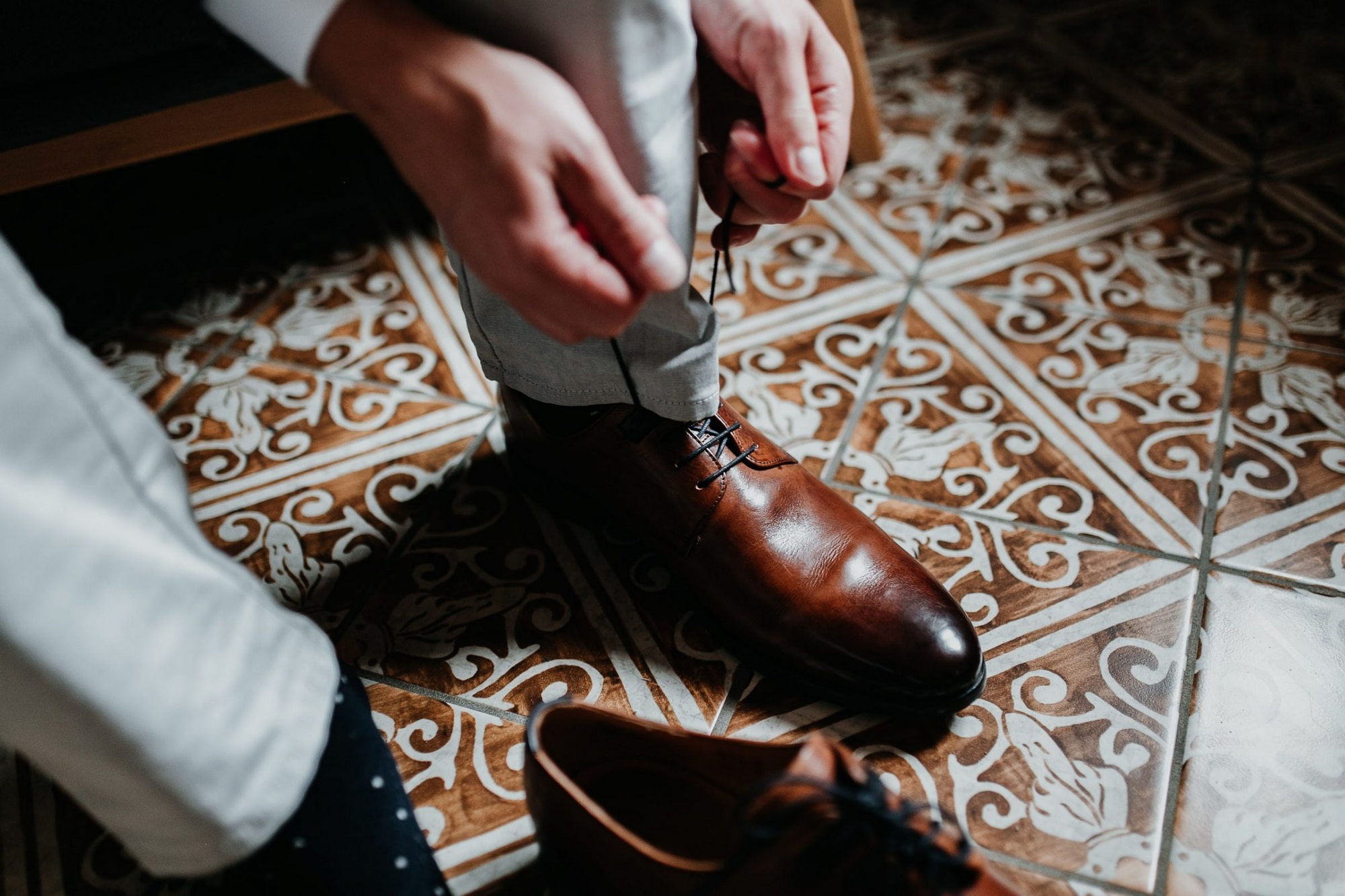 getting ready, groom getting ready, suit, bow tie, fliege, anzug, detailshot, detail, shoe