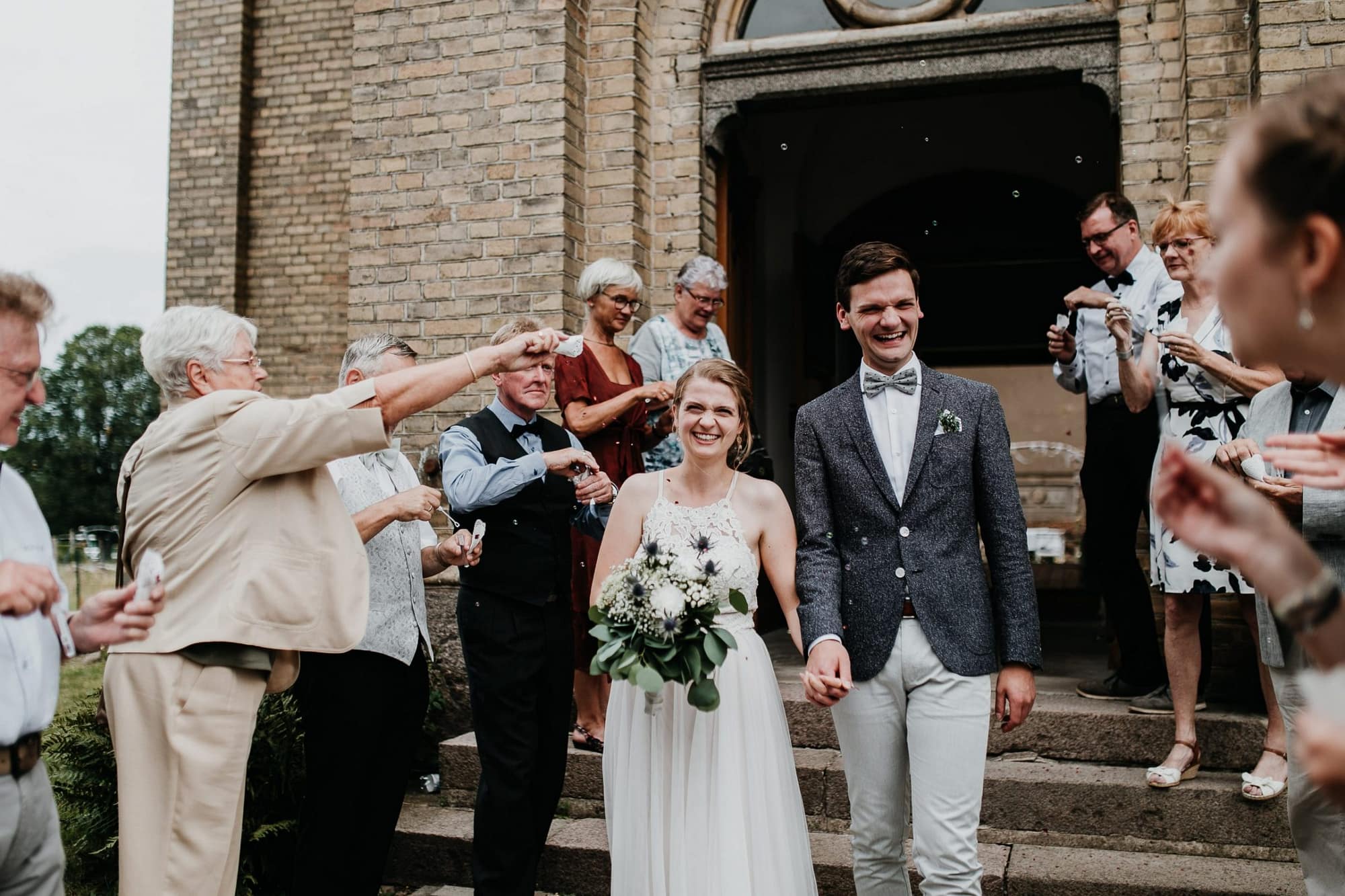 wedding guests, laughter, laughing, hochzeitsgäste, church, freie trauung