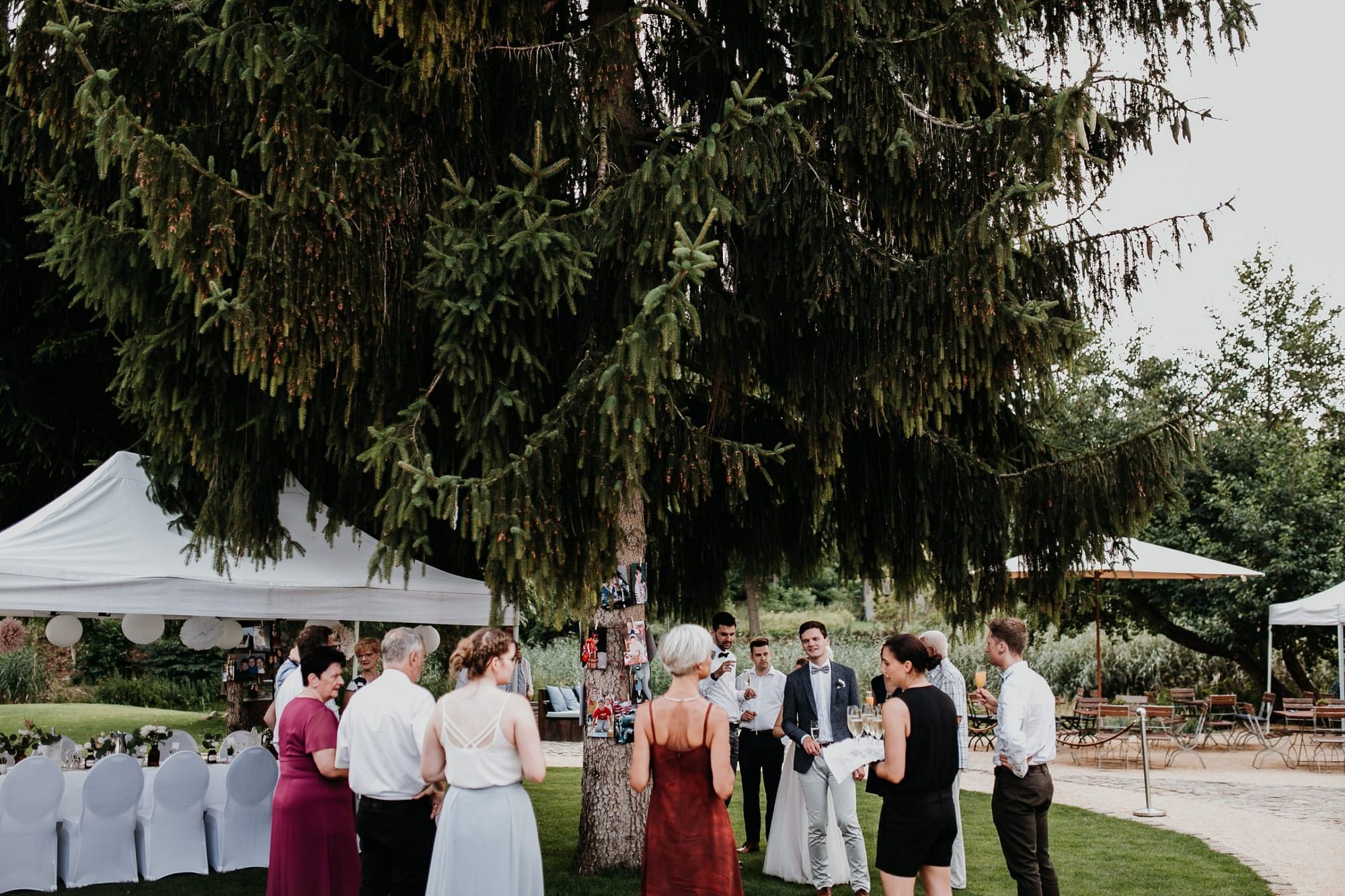 wedding guests, laughter, laughing, table decor, garden wedding, garden tent, hochzeitsgäste, zelt, brautvater, rede, speech