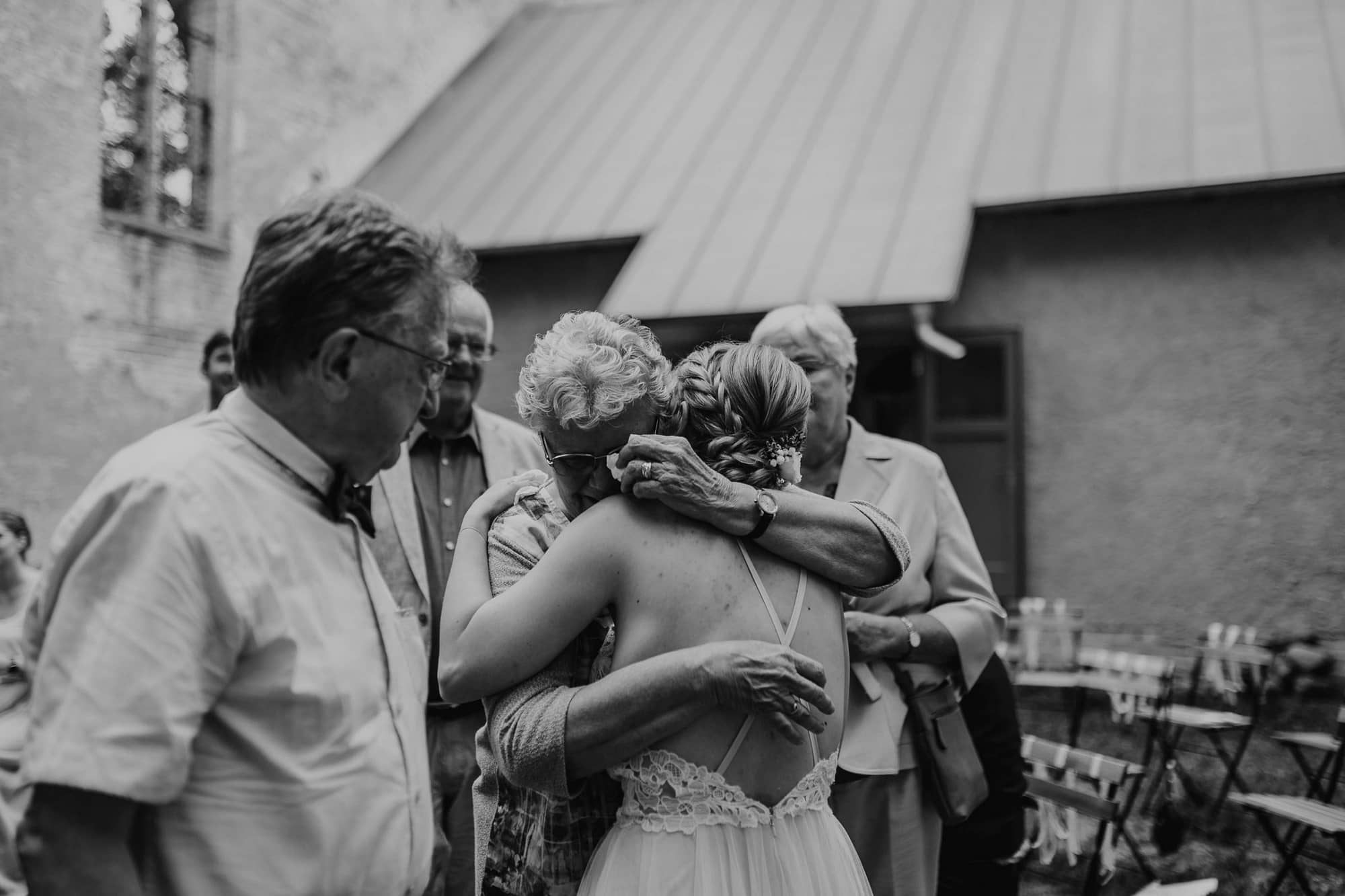 wedding guests, laughter, laughing, hochzeitsgäste, church, freie trauung, grandma, grandmother, crying, hugging, oma, grossmutter