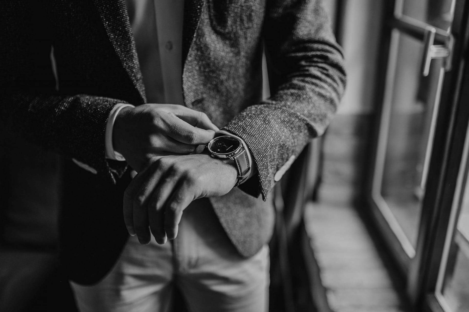 getting ready, groom getting ready, suit, bow tie, fliege, anzug, detailshot, detail, watch