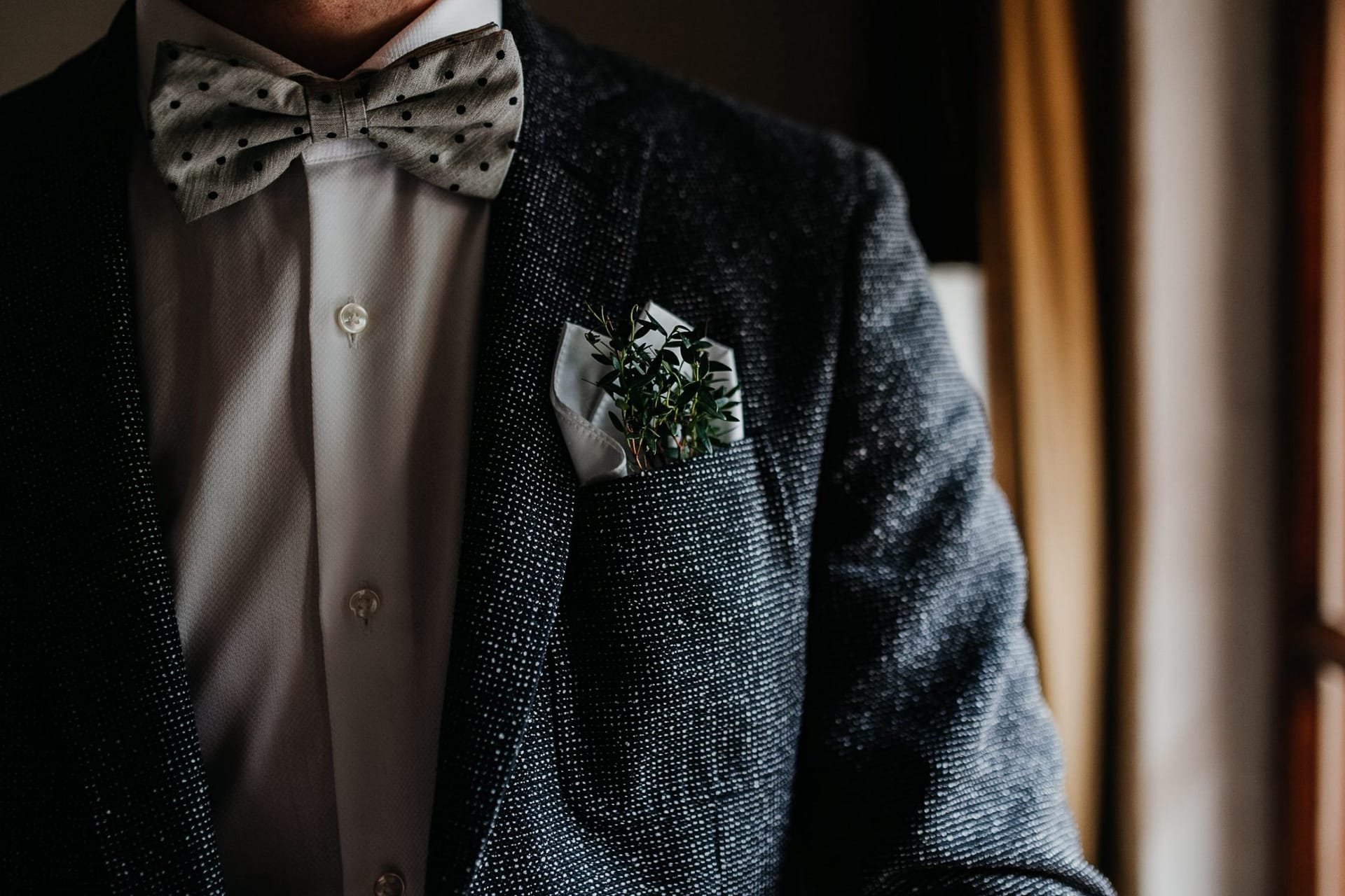 getting ready, groom getting ready, suit, bow tie, fliege, anzug, detailshot, detail