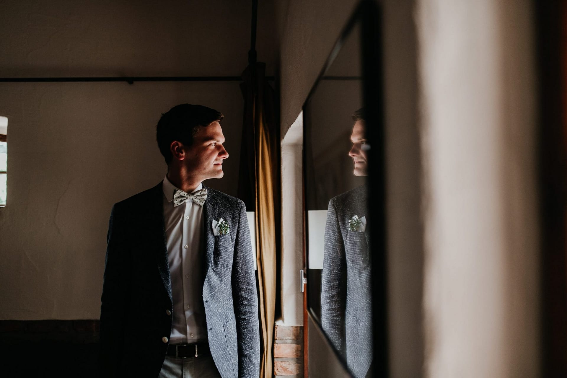 getting ready, groom getting ready, suit, bow tie, fliege, anzug
