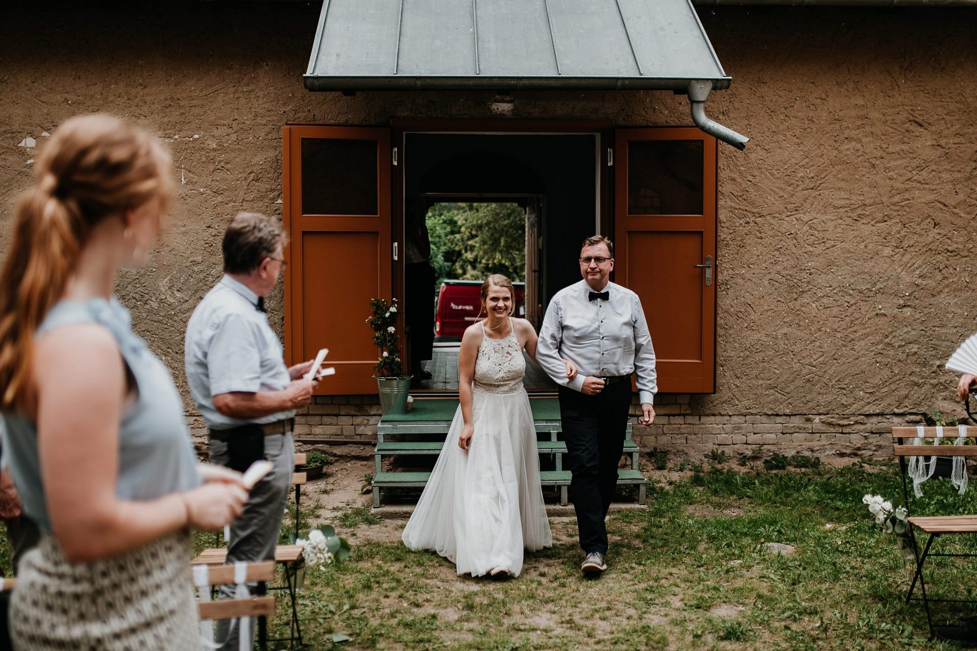 boho wedding, hochzeit berlin, braut, groom, bride, bräutigam, trauung, freie trauung, ceremony, father daughter, walking down the aisle