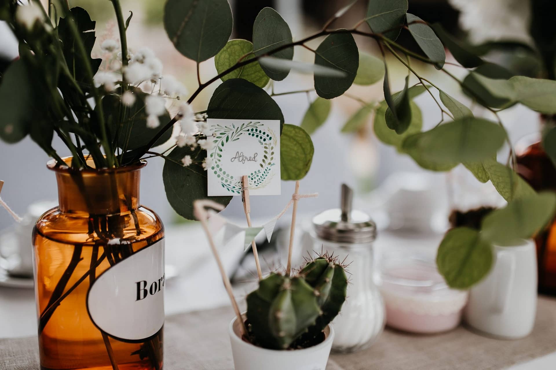 wedding guests, laughter, laughing, table decor, garden wedding, garden tent, hochzeitsgäste, zelt, table decor, table decoration