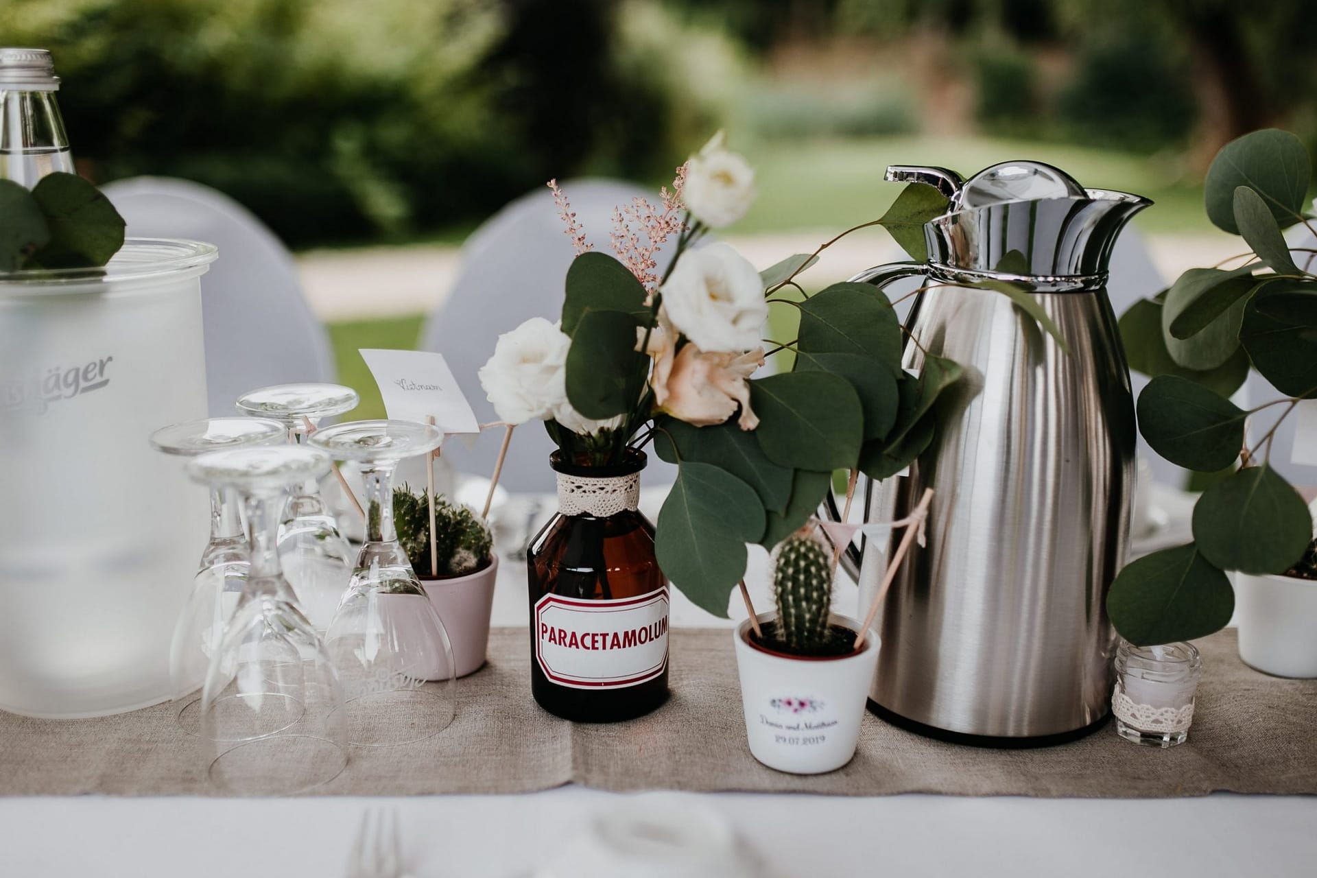 wedding guests, laughter, laughing, table decor, garden wedding, garden tent, hochzeitsgäste, zelt, table decor, table decoration