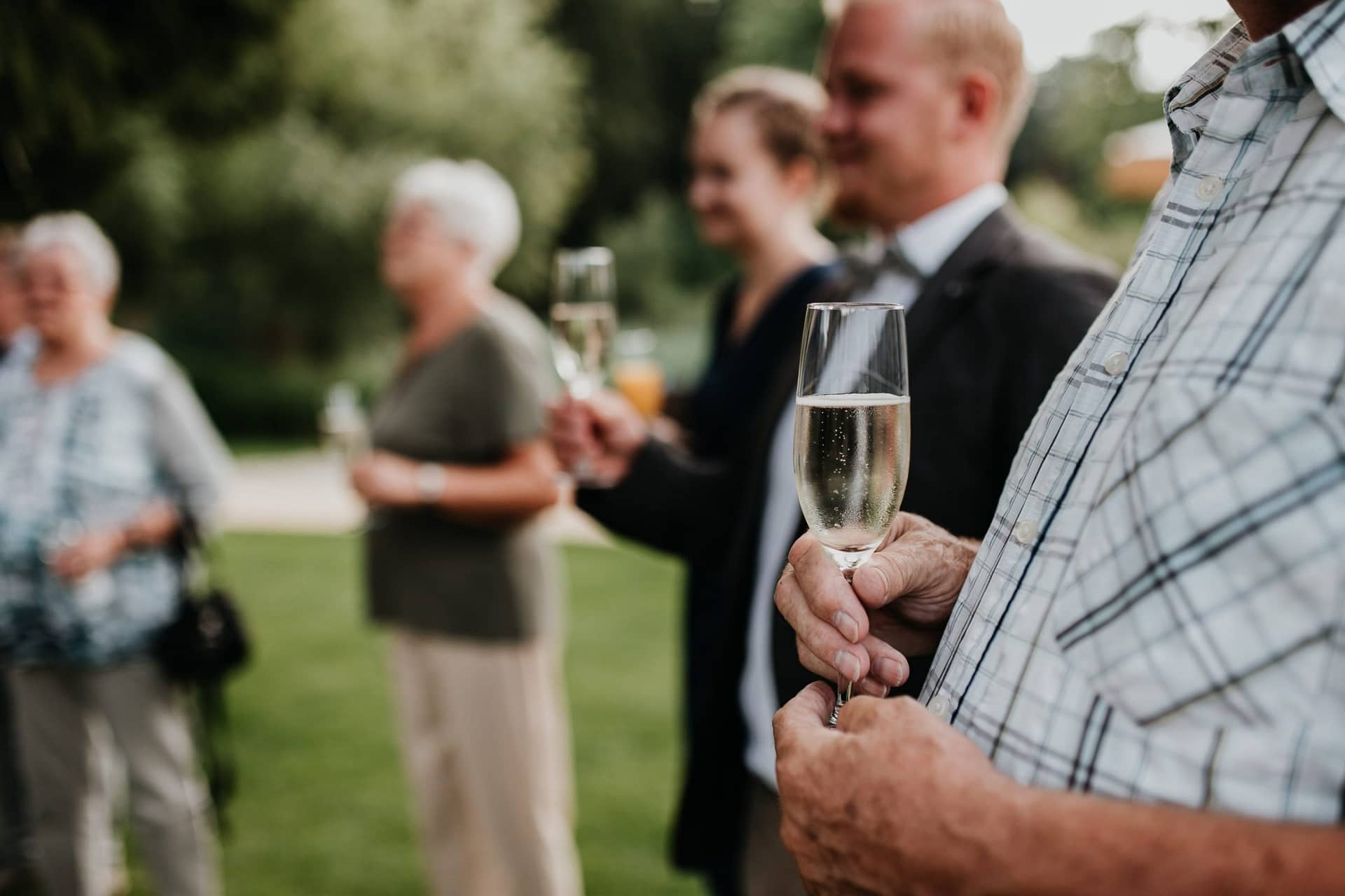 wedding guests, laughter, laughing, table decor, garden wedding, garden tent, hochzeitsgäste, zelt, brautvater, rede, speech, sekt, sektempfang, champagne, toast