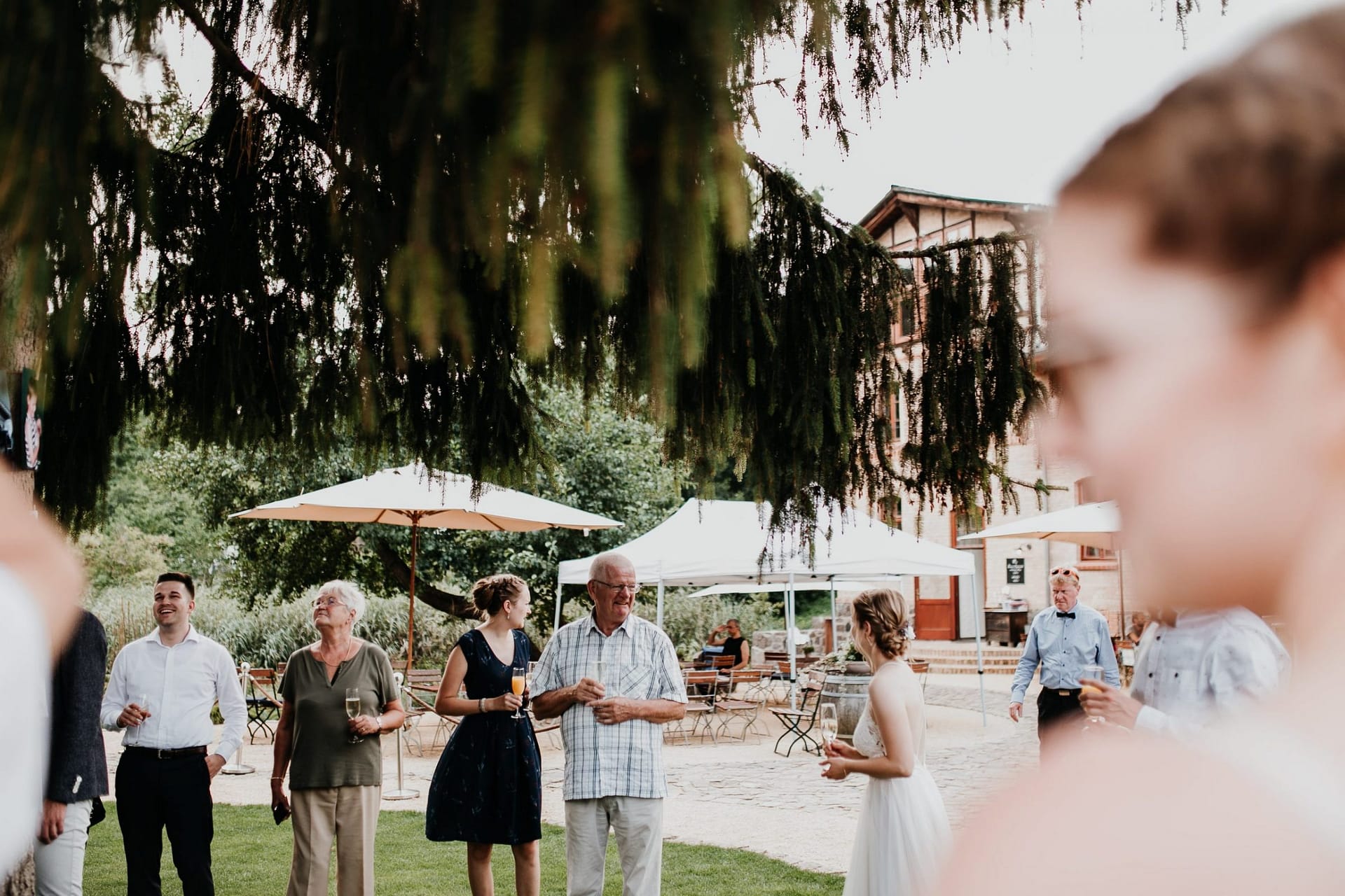 wedding guests, laughter, laughing, table decor, garden wedding, garden tent, hochzeitsgäste, zelt, brautvater, rede, speech