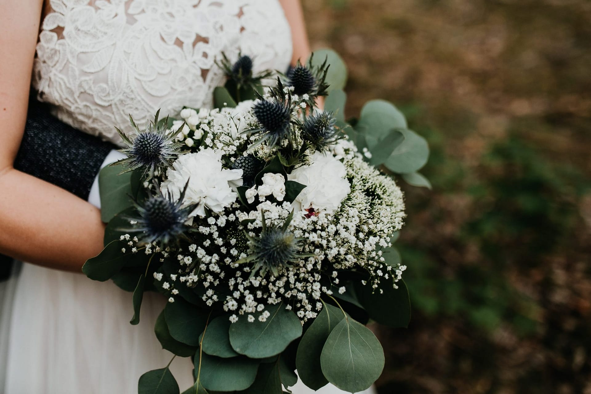 Hochzeit berlin, mühle tornow, muehle tornow, tornow, paarshooting, couple shooting, hochzeitsfotograf berlin, wedding couple shooting, forest, wald, forest couple shooting, bouquet, flower bouquet, blumenstrauss