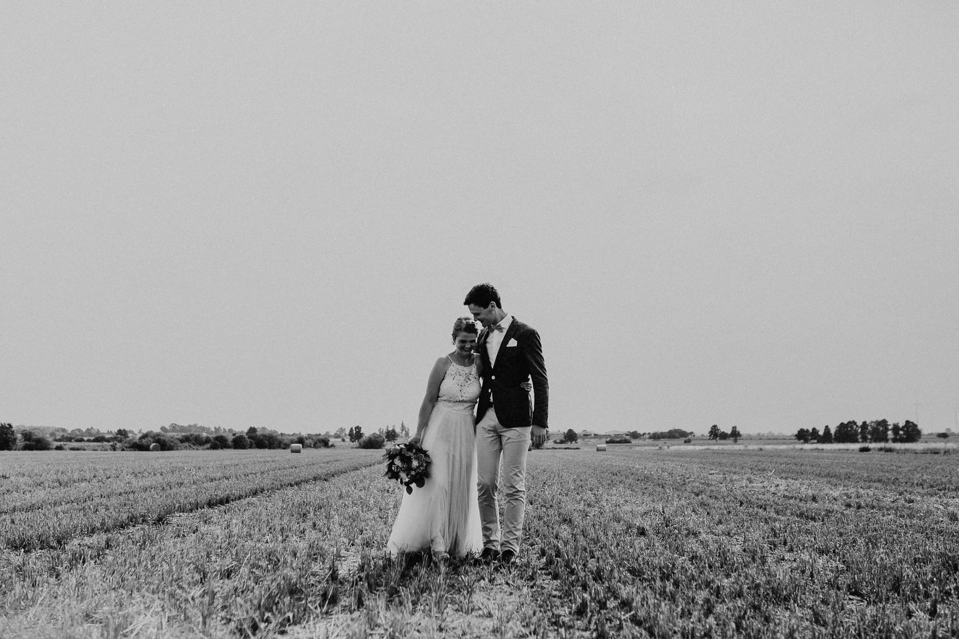 Hochzeit berlin, mühle tornow, muehle tornow, tornow, paarshooting, couple shooting, hochzeitsfotograf berlin, wedding couple shooting, field, feld