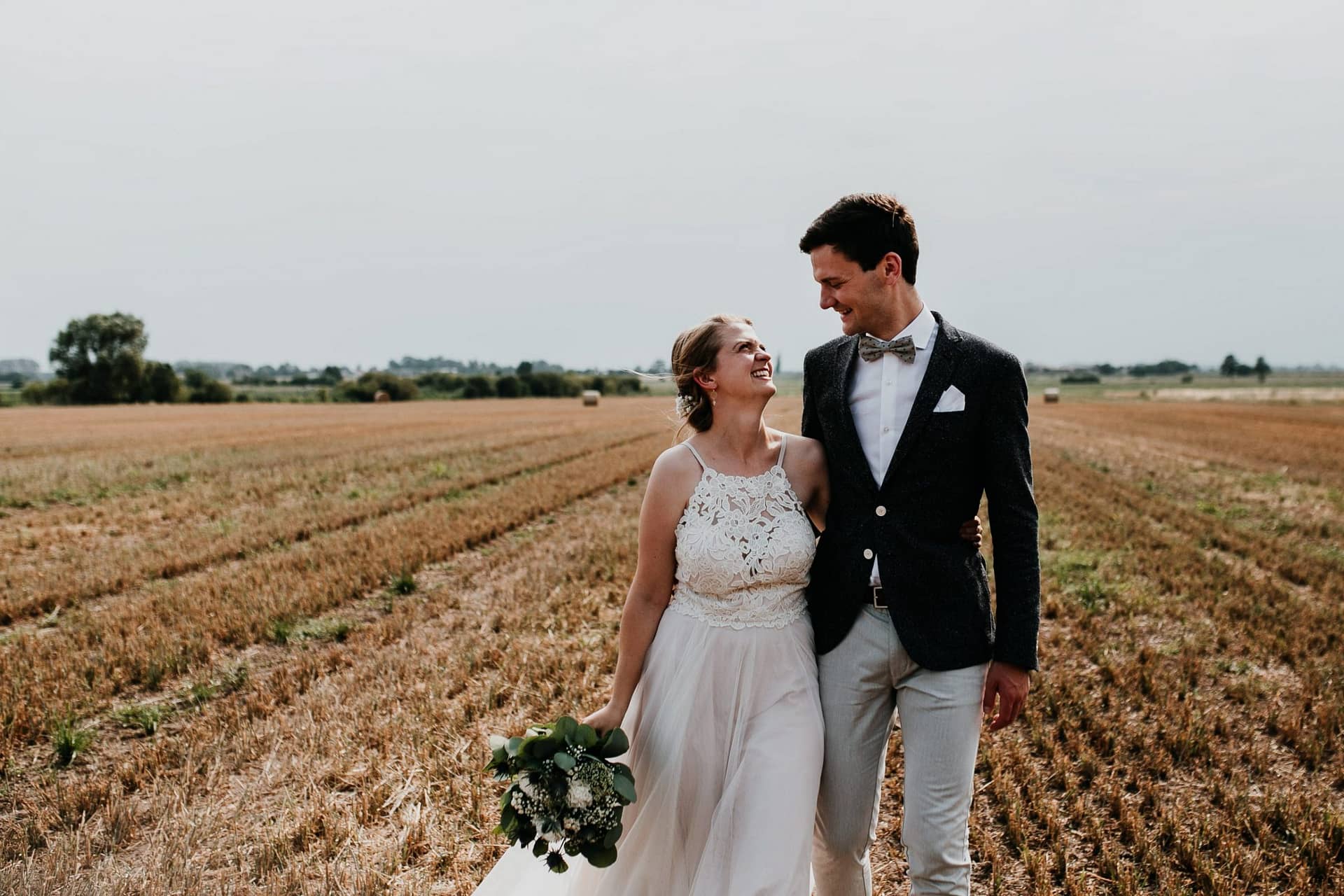Hochzeit berlin, mühle tornow, muehle tornow, tornow, paarshooting, couple shooting, hochzeitsfotograf berlin, wedding couple shooting, field, feld
