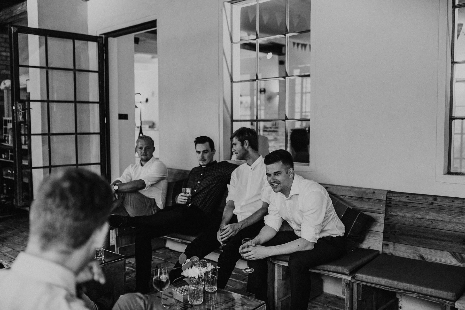 wedding guests, hochzeitsgäste, laughter, laughing, hochzeit berlin, mühle tornow