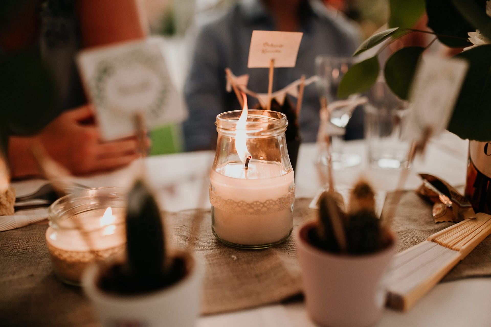wedding guests, laughter, laughing, table decor, garden wedding, garden tent, hochzeitsgäste, zelt, table decor, table decoration