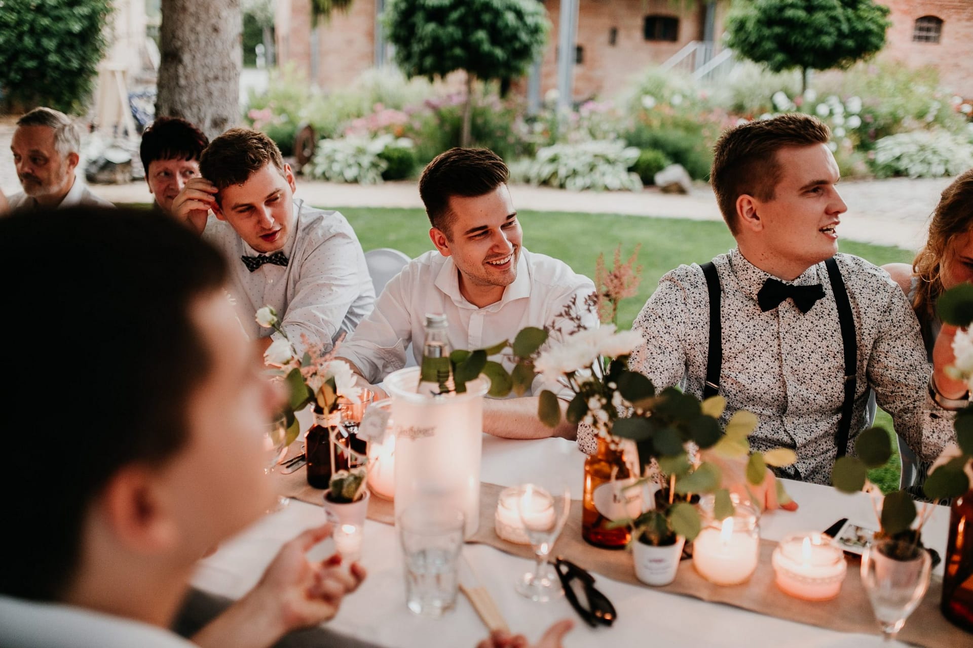 wedding guests, laughter, laughing, table decor, garden wedding, garden tent, hochzeitsgäste, zelt