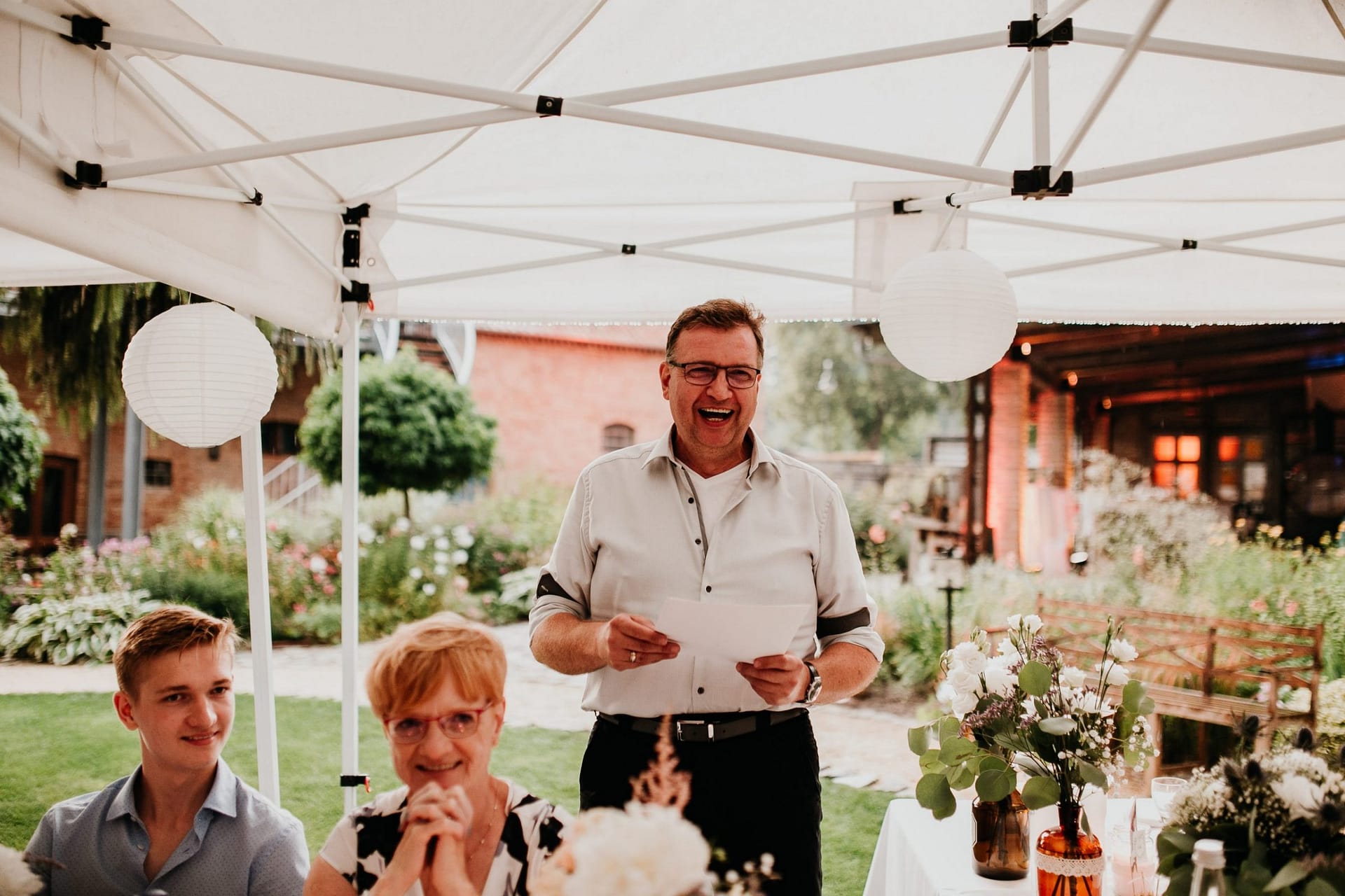 wedding guests, laughter, laughing, table decor, garden wedding, garden tent, hochzeitsgäste, zelt, brautvater, rede, speech