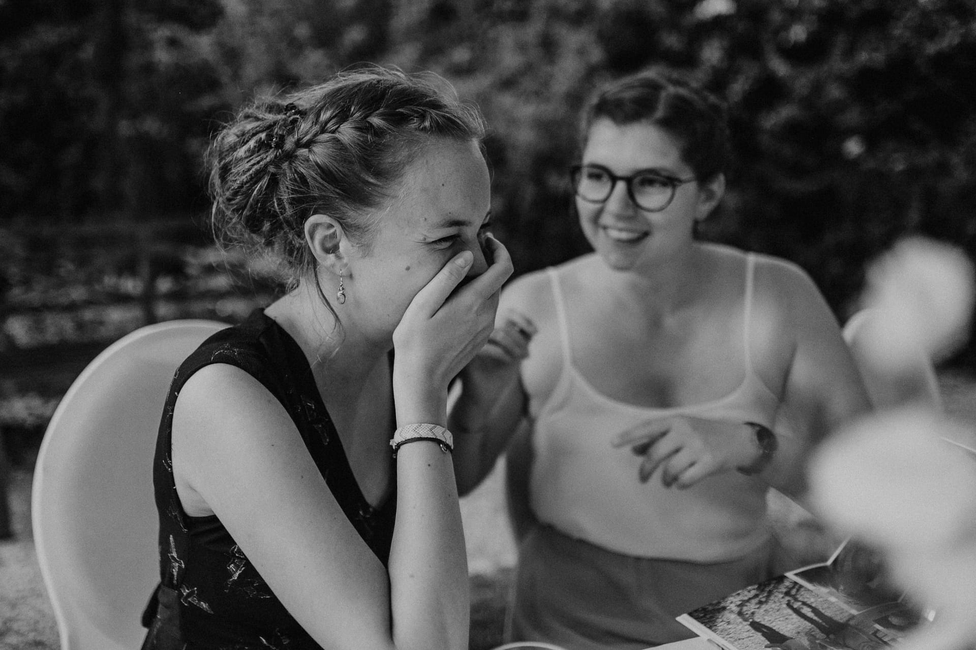 wedding guests, laughter, laughing, table decor, garden wedding, garden tent, hochzeitsgäste, zelt, laughing out loud