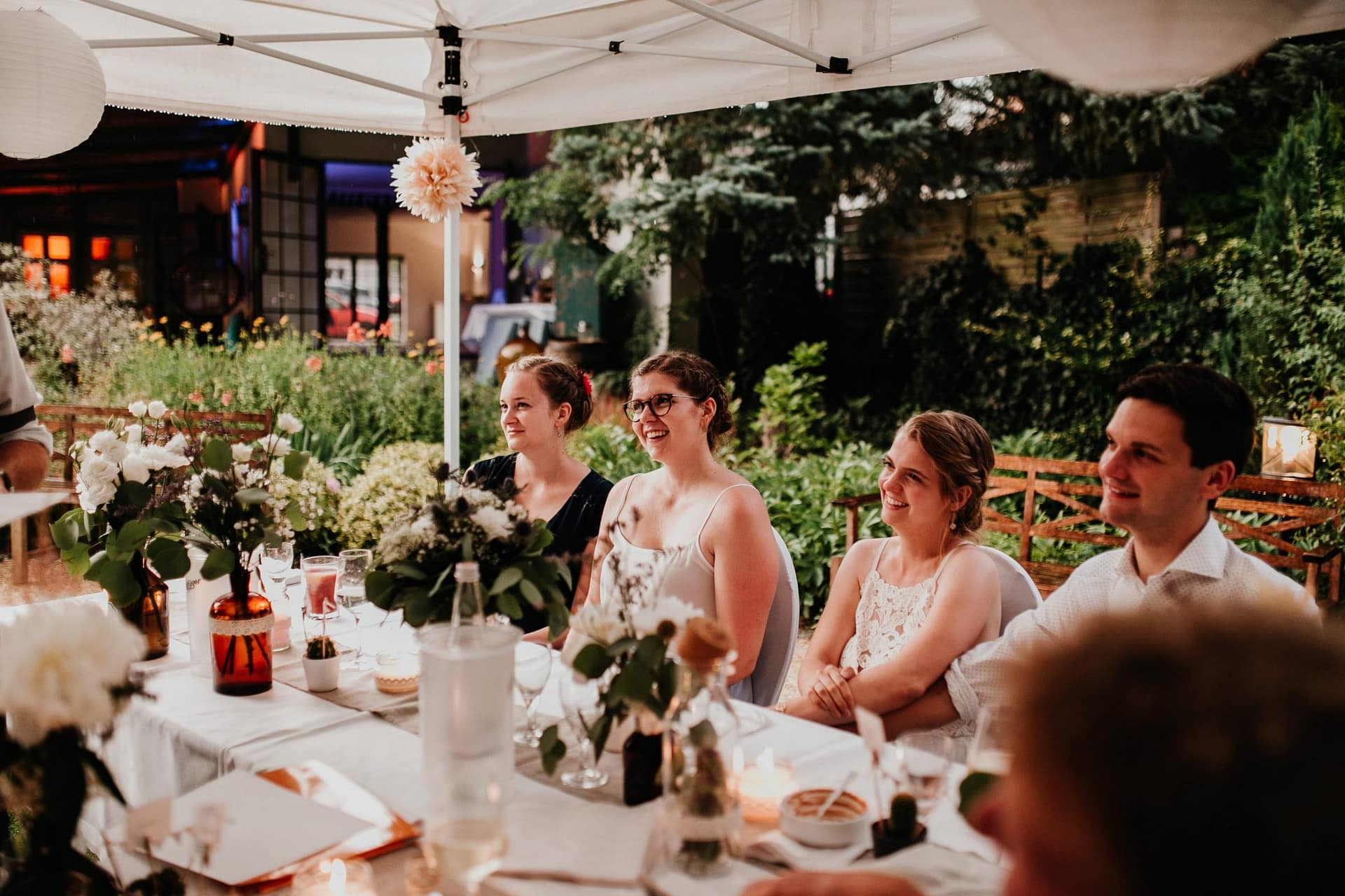 wedding guests, laughter, laughing, table decor, garden wedding, garden tent, hochzeitsgäste, zelt