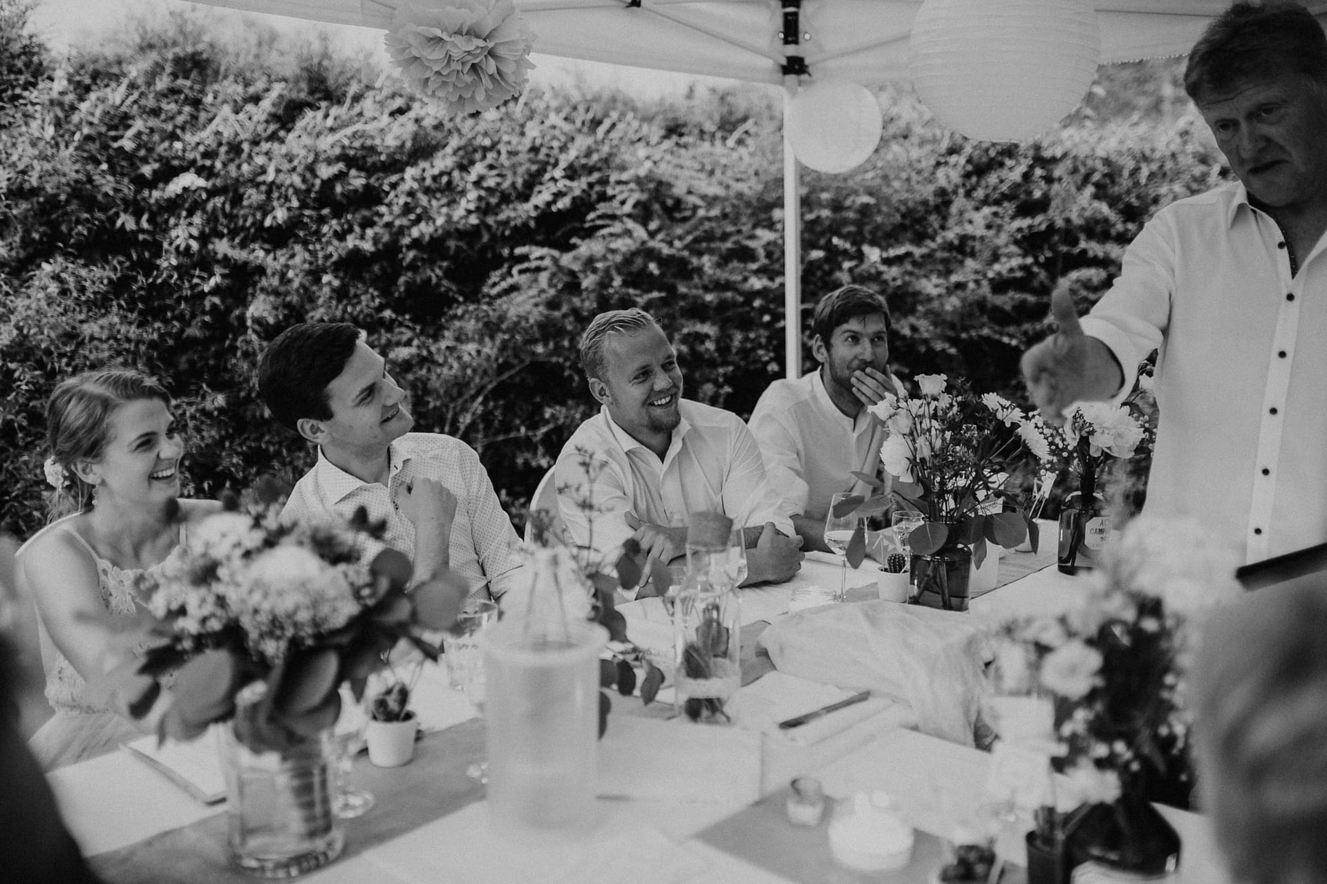 wedding guests, laughter, laughing, table decor, garden wedding, garden tent, hochzeitsgäste, zelt