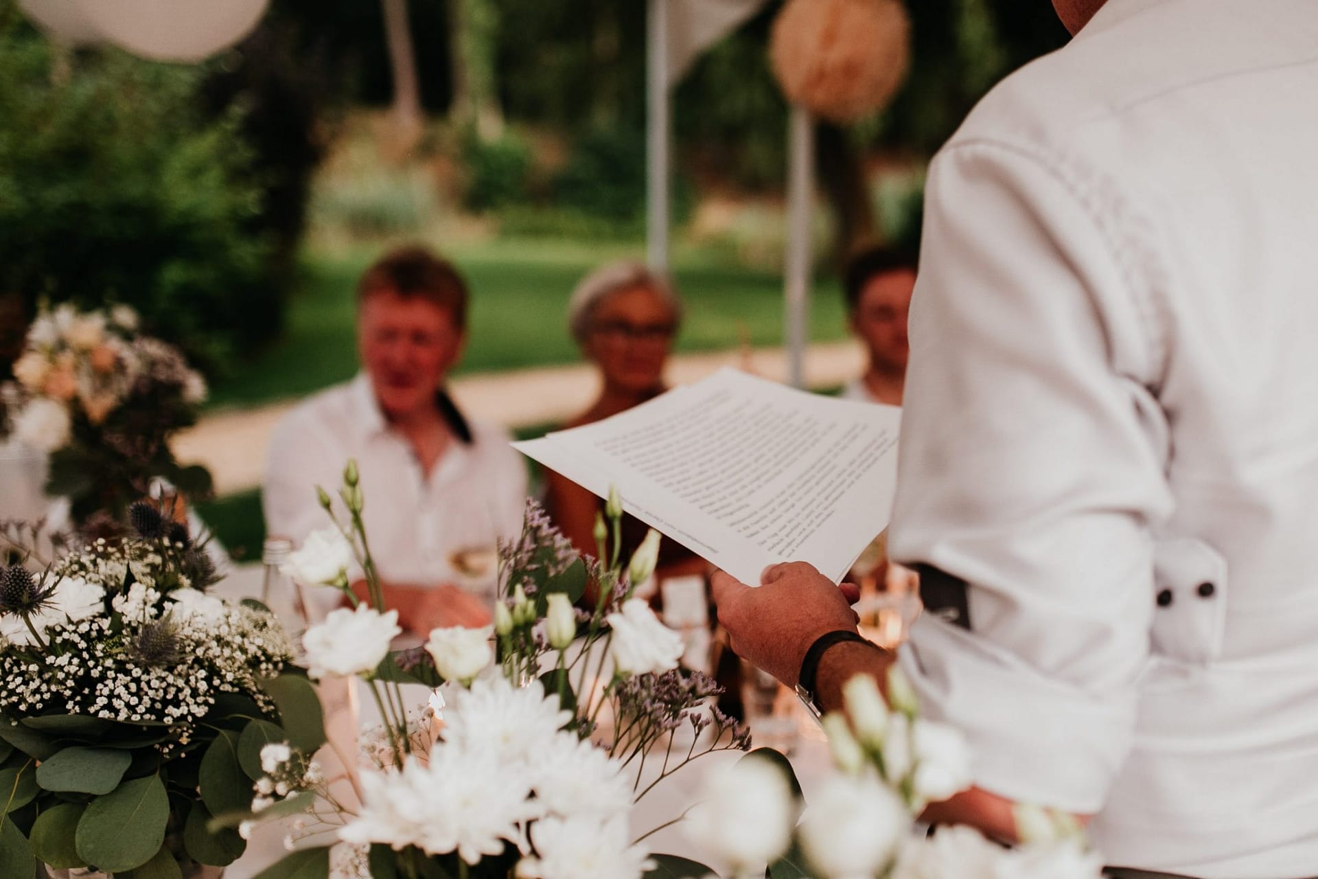 wedding guests, laughter, laughing, table decor, garden wedding, garden tent, hochzeitsgäste, zelt, letter, rede, brautvater