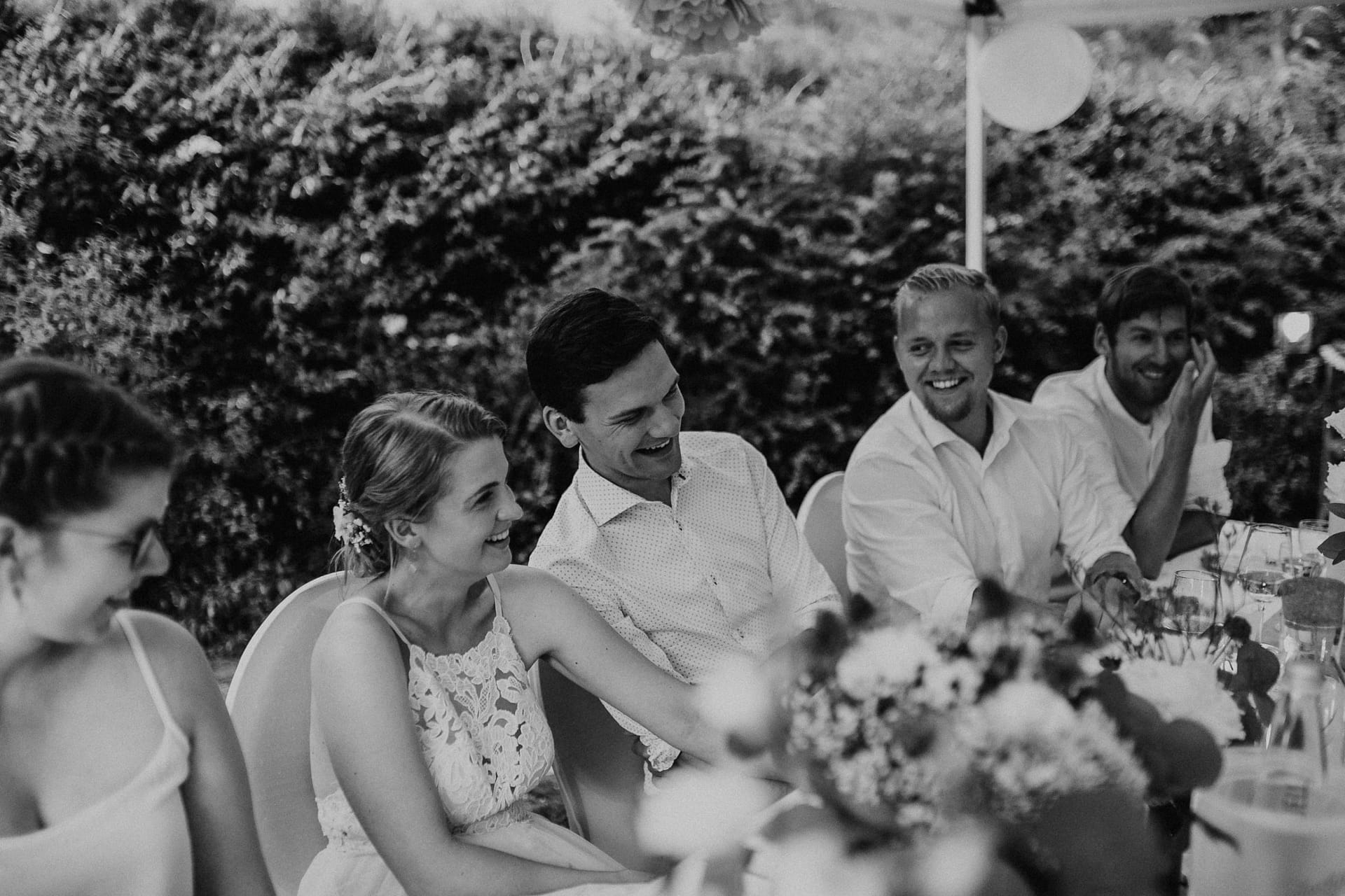 wedding guests, laughter, laughing, table decor, garden wedding, garden tent, hochzeitsgäste, zelt