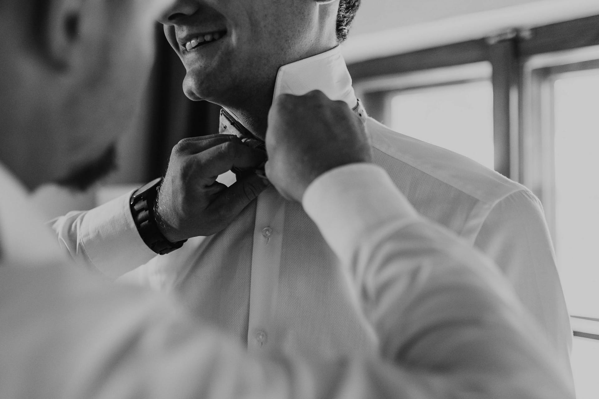 getting ready, groom getting ready, suit, bow tie, fliege, anzug, detailshot, detail, collar