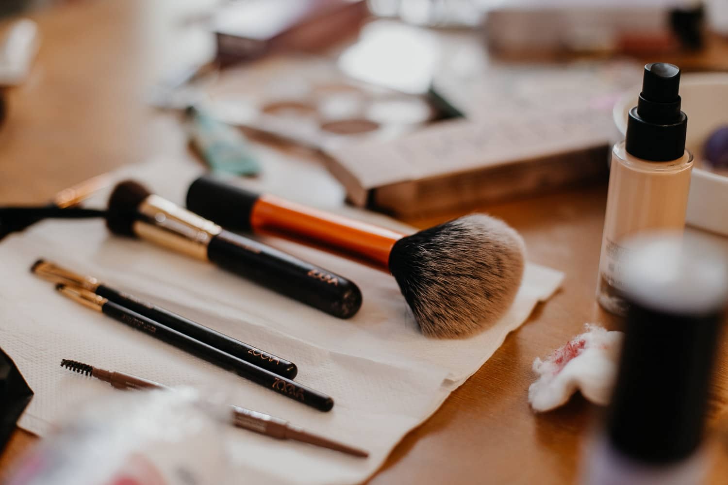 getting ready, gettin ready, make up, make-up, hairstylist, make up and hair stylist,, wedding berlin, kulturschloss roskow, boho bride, boho braut, naked urban decay