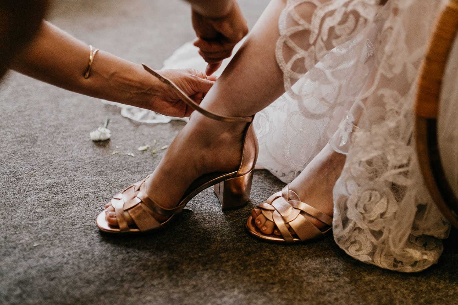 getting ready, gettin ready, schuhe, wedding shoes, wedding berlin, kulturschloss roskow, boho bride, boho braut