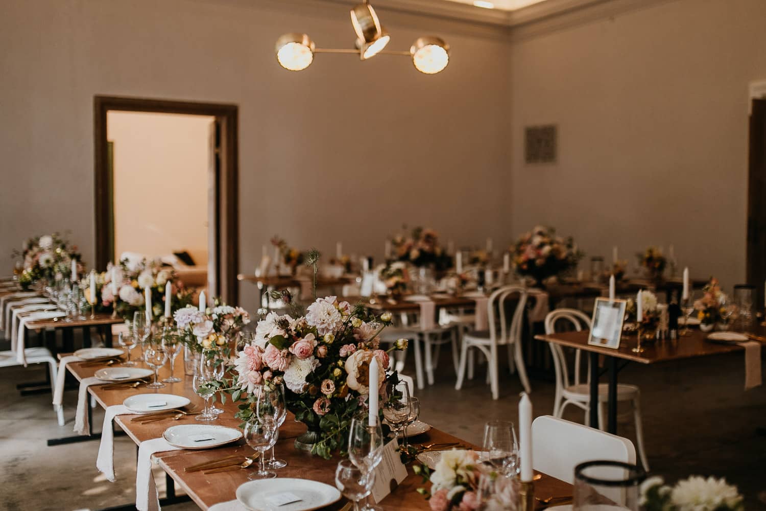 tischdesign, menu cards, kulturschloss roskow, wedding location, hochzeitslocation, hochzeitslocation berlin, hochzeitslocation brandenburg, boho hochzeit berlin, boho wedding berlin, hochzeit berlin, on cloud bloom, oncloudbloom, floral stylist, floral design, hochzeitsbouquet, flower sk
